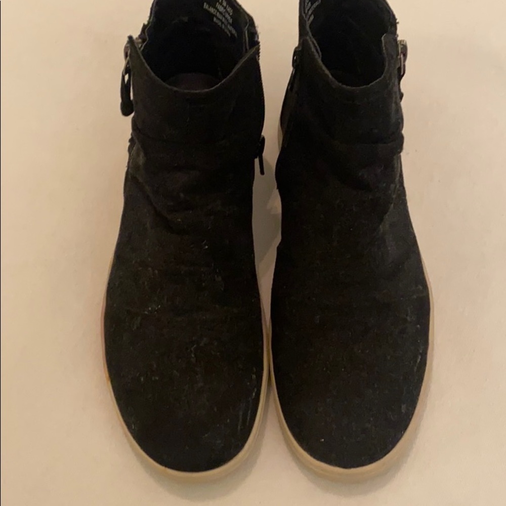 Slouchy black zip up sneakers